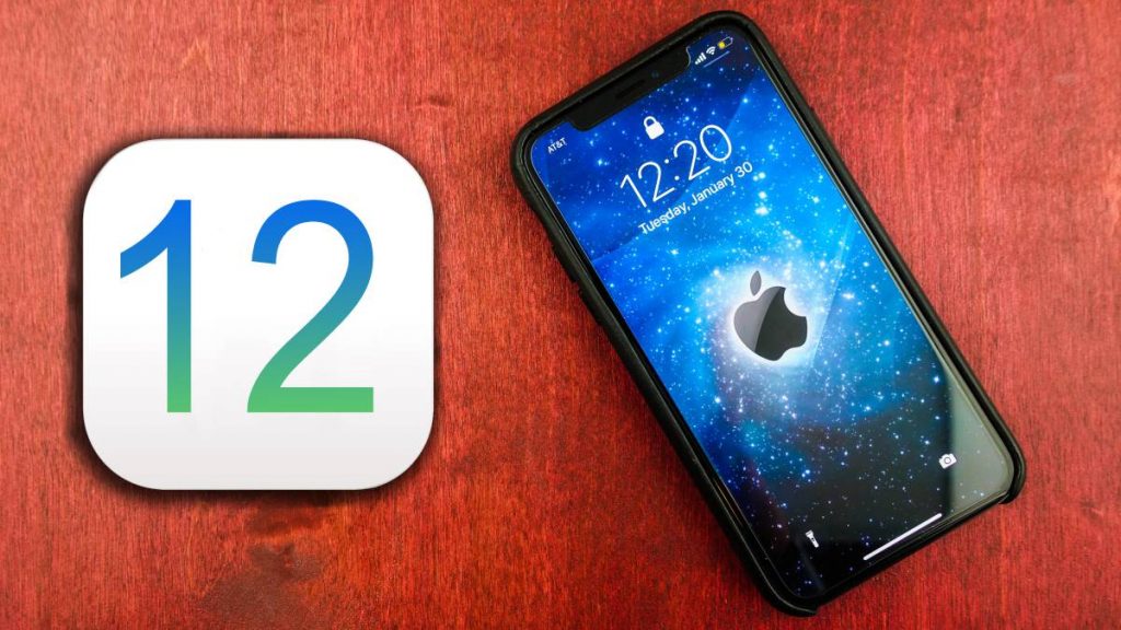 iOS 12 junto a un iPhone