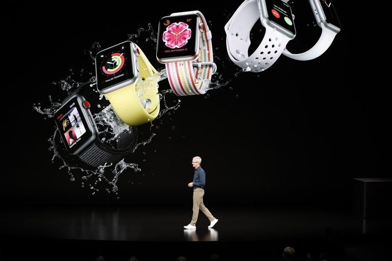 TIm mostrando Smartwatches en el lanzamiento del iPhone XS