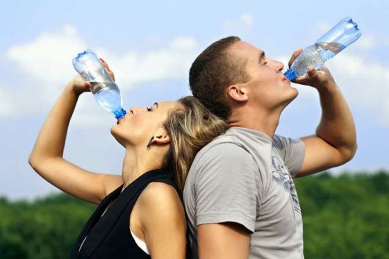 pareja tomando agua