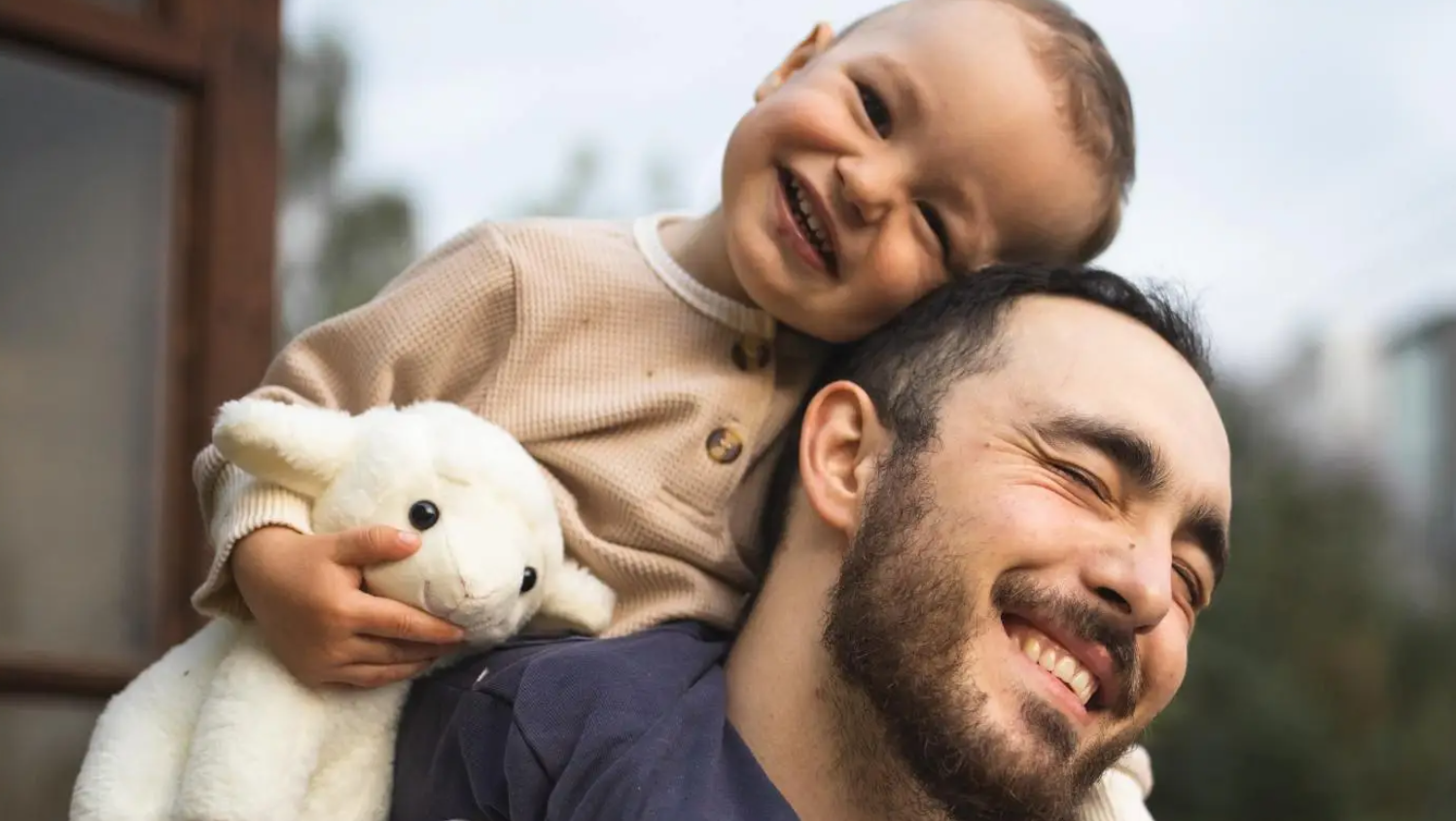 papá con bebé