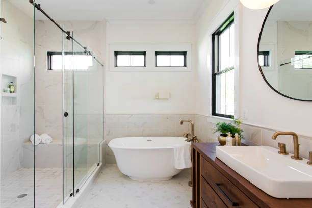Baño minimalista con cancel transparente
