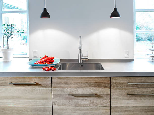fregadero de cocina con tonos en madera