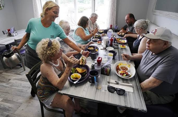 comida con personas mayores