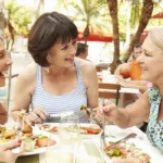 Plan para salir a comer con personas mayores