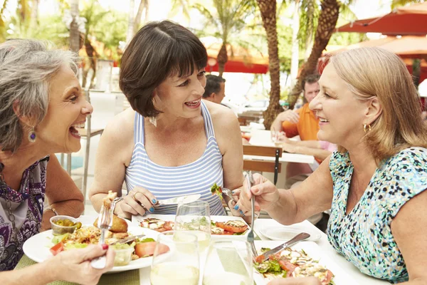 personas mayores comiendo
